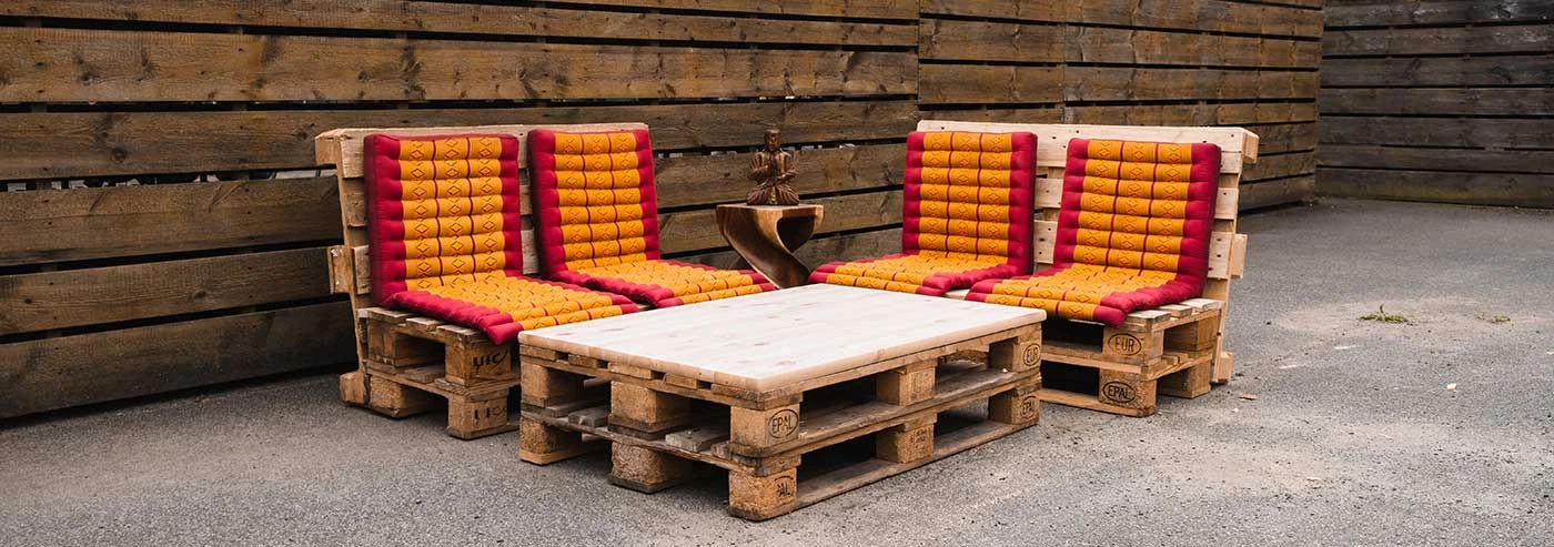 Spokojna Oaza na Tarasie: Stwórz Swój Salon z Poduszkami livasia