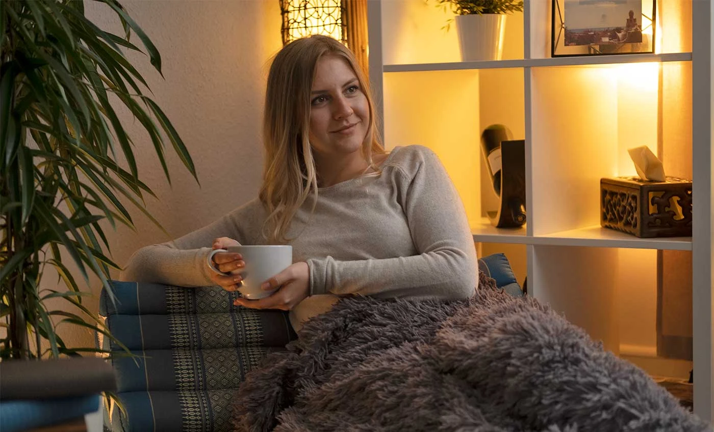 Przytulne kąty na chłodne letnie dni: Komfort z poduszkami tajskimi